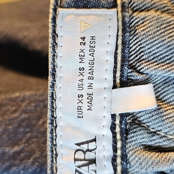 Zara Pleated Denim Frayed Hem Skirt. Size XS. Rear Zipper. - Picture 4 of 8